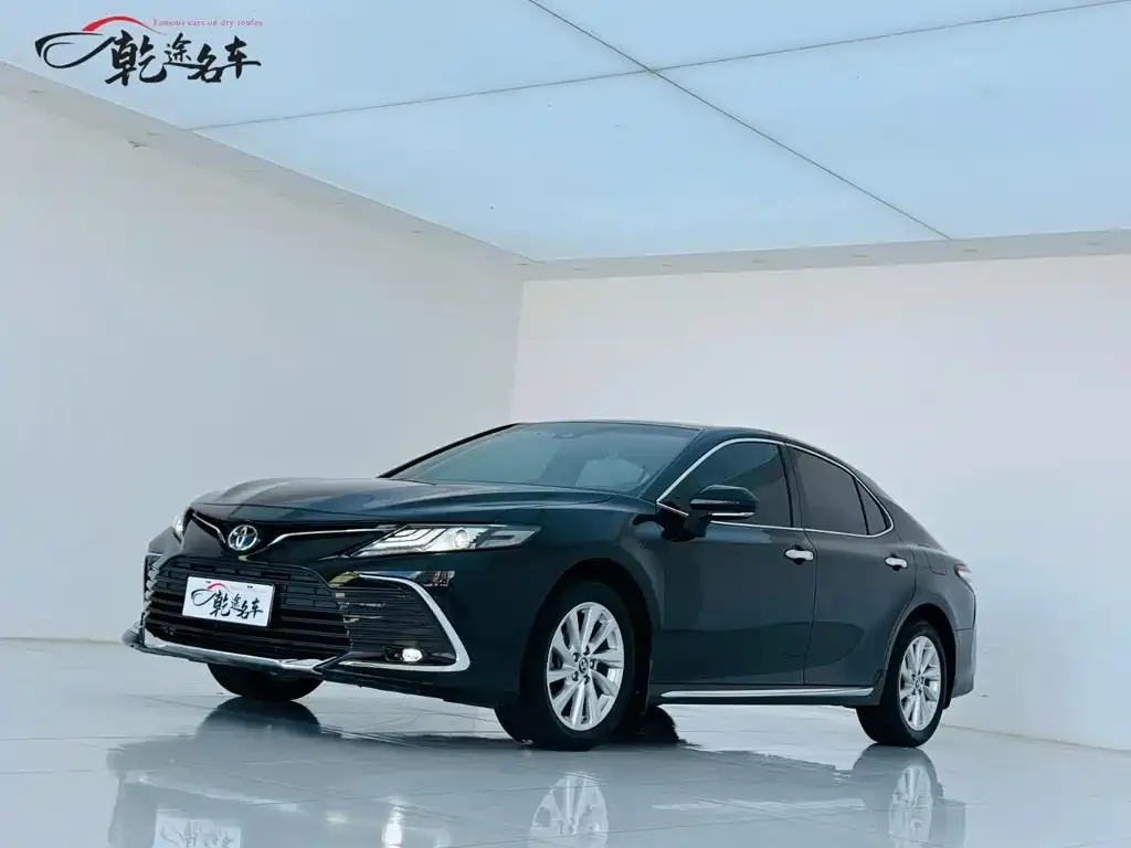 Toyota Camry — фото 1