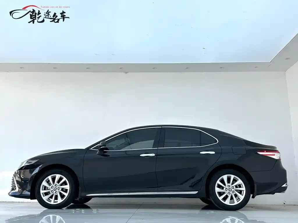 Toyota Camry — фото 10