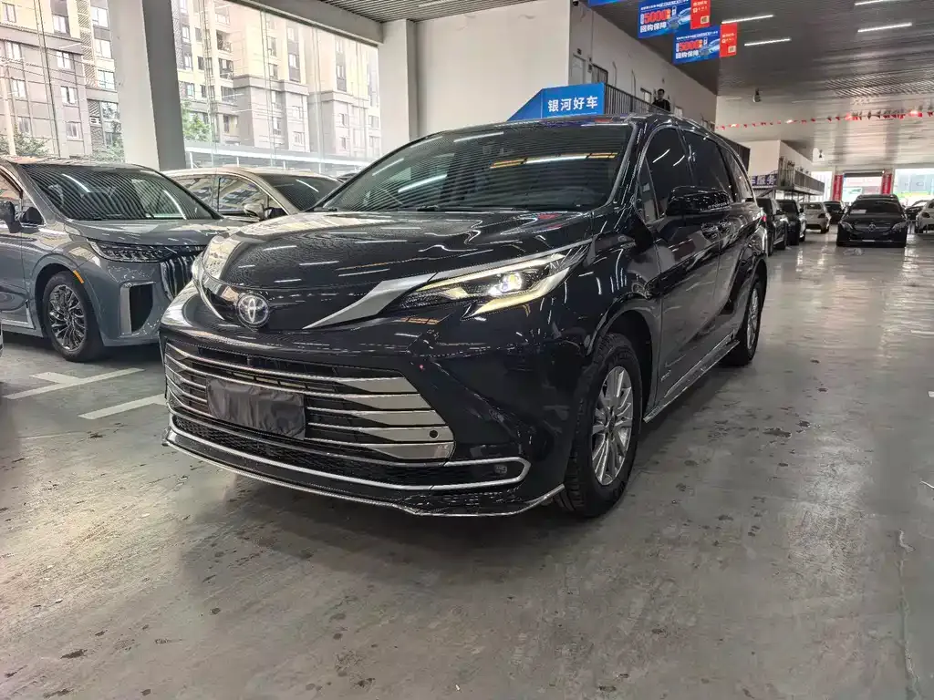 Toyota Sienna — фото 1