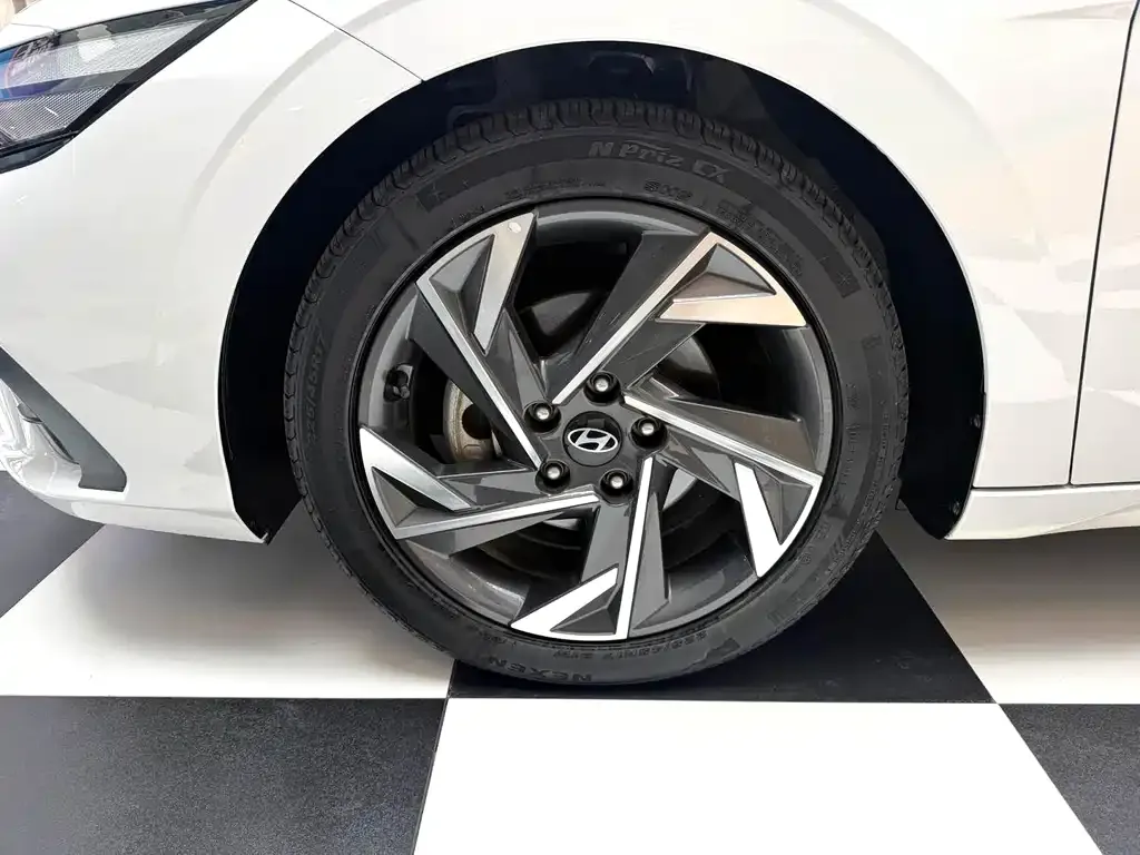 Hyundai Elantra — фото 10