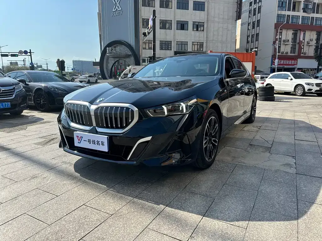 BMW 5 Series — фото 1