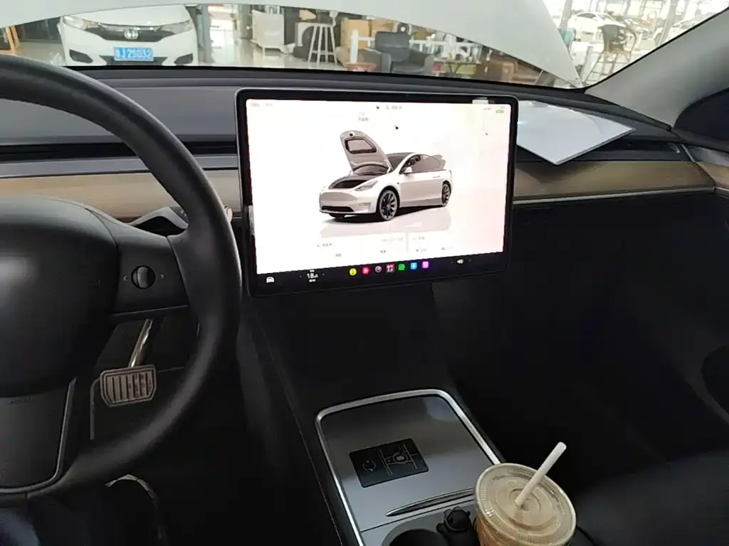 Tesla Model Y — фото 7