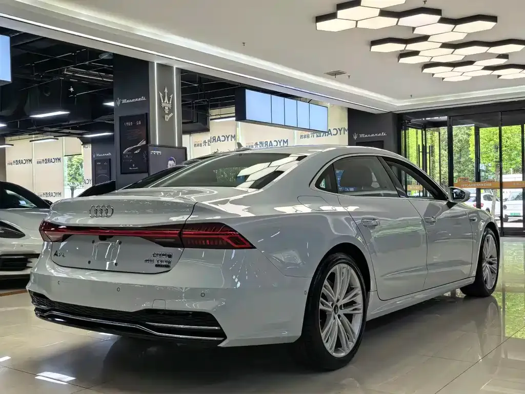 Audi A7L — фото 10
