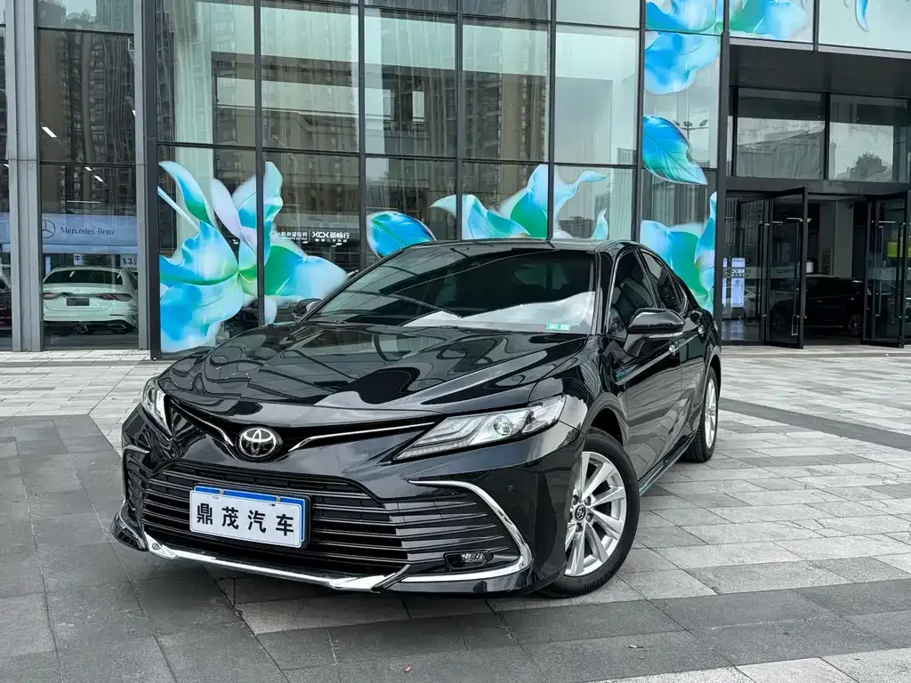 Toyota Camry — фото 1