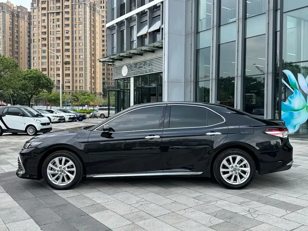 Toyota Camry — фото 3