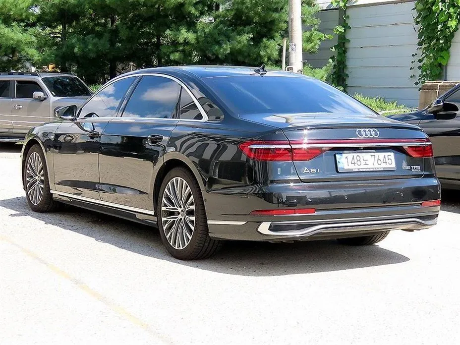 Audi A8 — фото 10