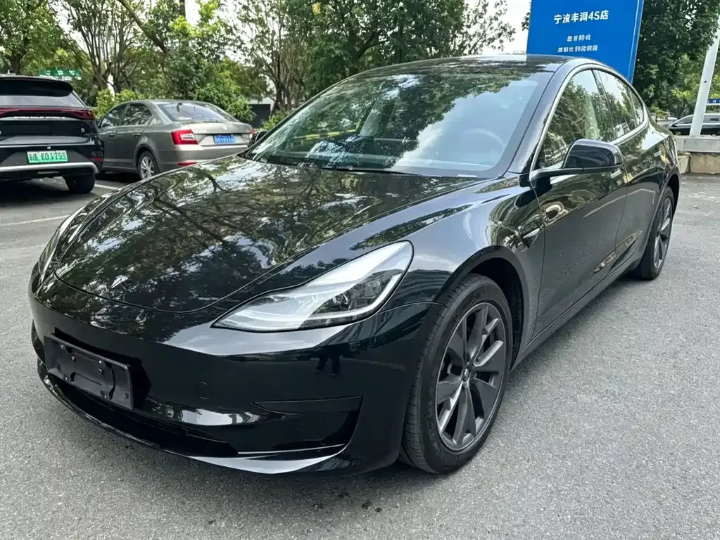 Tesla Model 3 — фото 1
