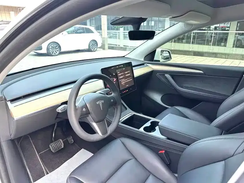 Tesla Model Y — фото 6