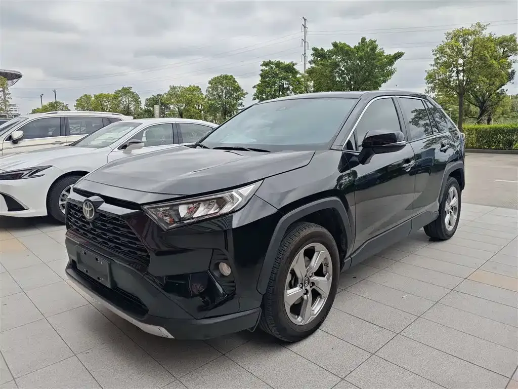 Toyota RAV4 — фото 1