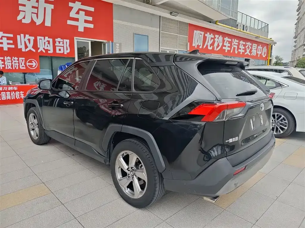 Toyota RAV4 — фото 5