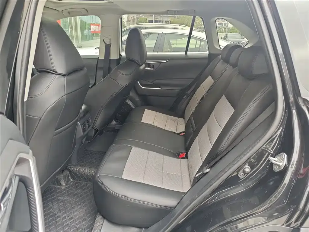 Toyota RAV4 — фото 2