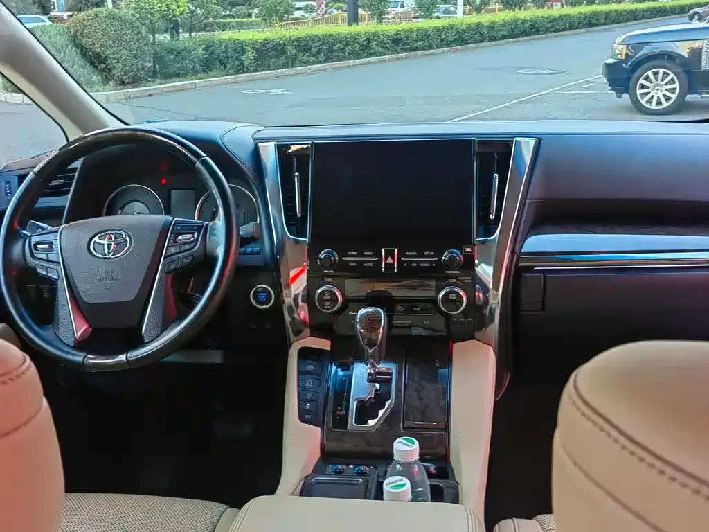 Toyota Alphard — фото 7