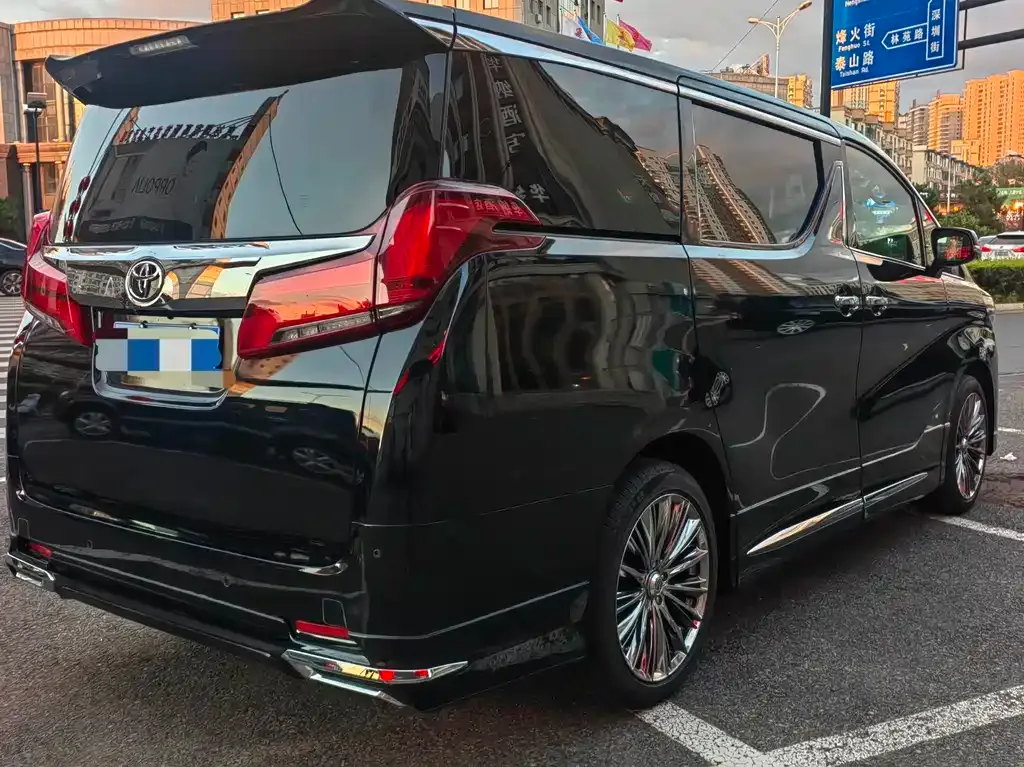 Toyota Alphard — фото 10