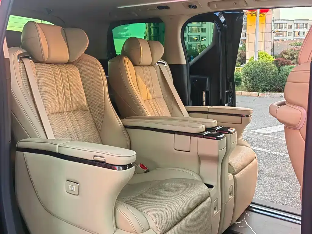 Toyota Alphard — фото 6