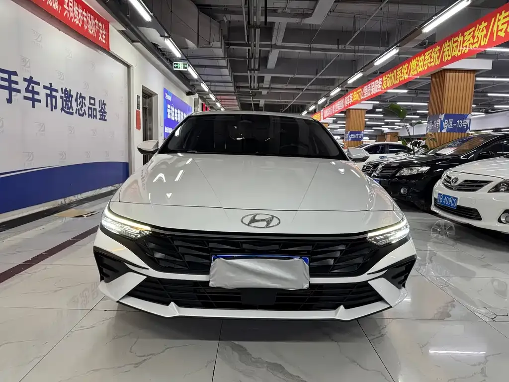 Hyundai Elantra — фото 1