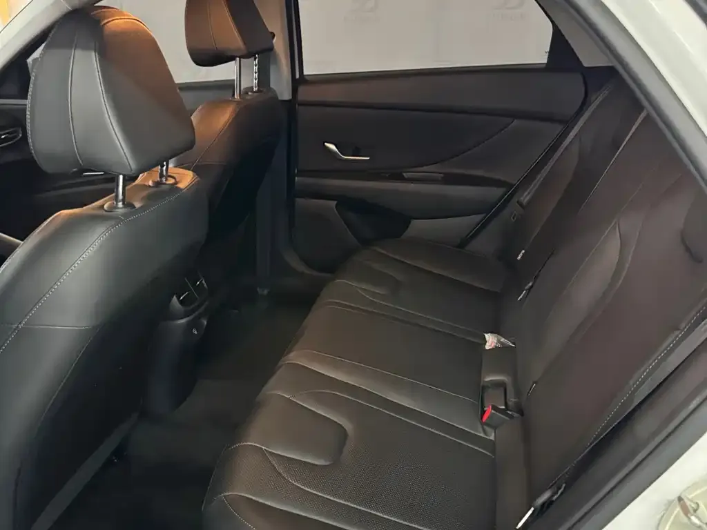 Hyundai Elantra — фото 2