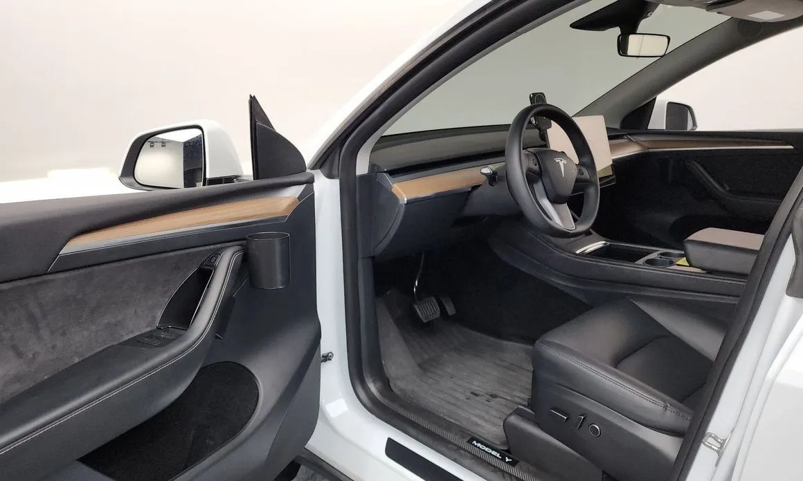 Tesla Model Y — фото 8