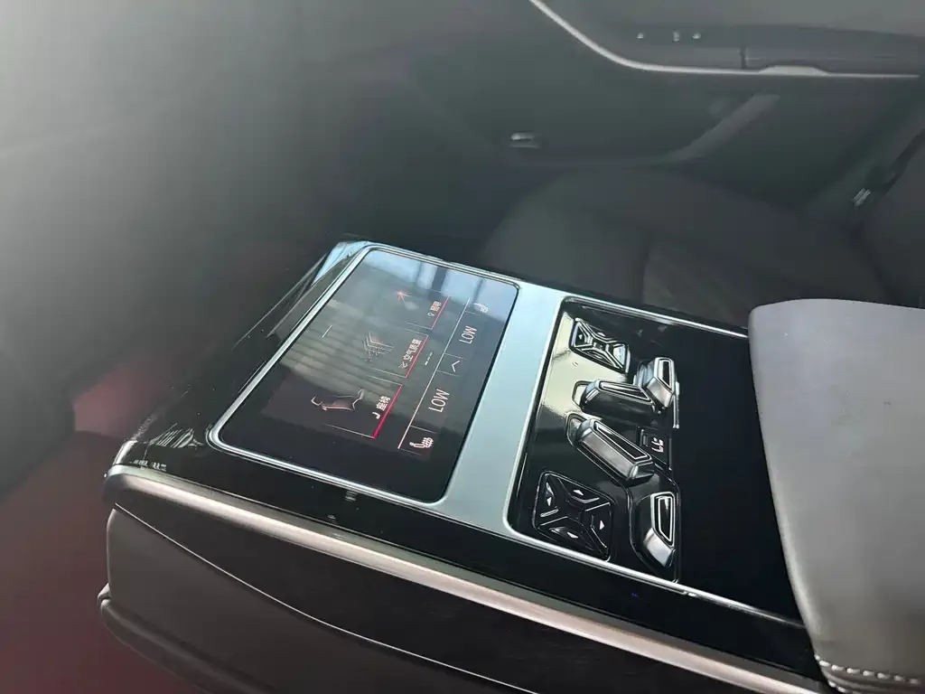 Audi A8 — фото 3
