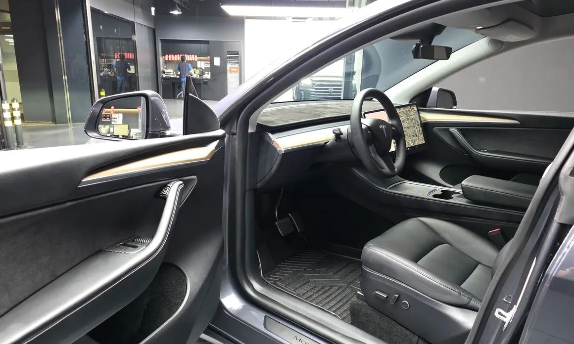 Tesla Model Y — фото 6