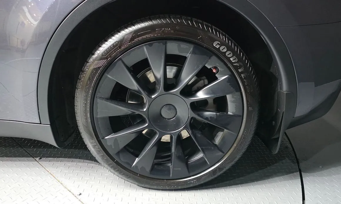 Tesla Model Y — фото 9