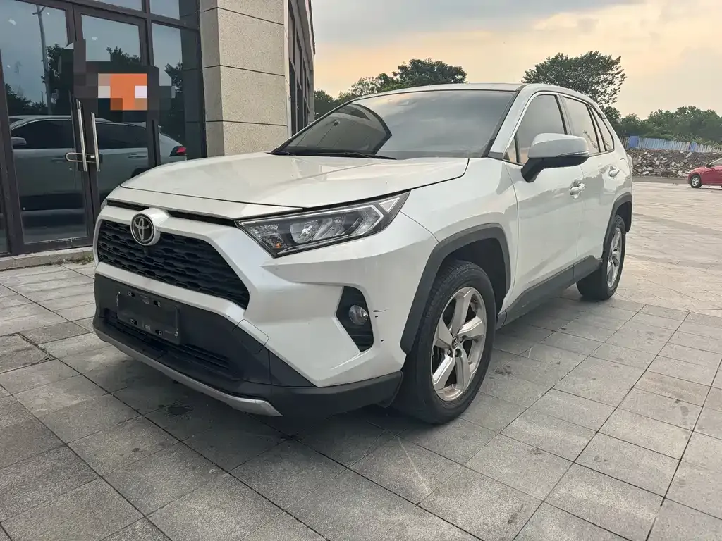 Toyota RAV4 — фото 1