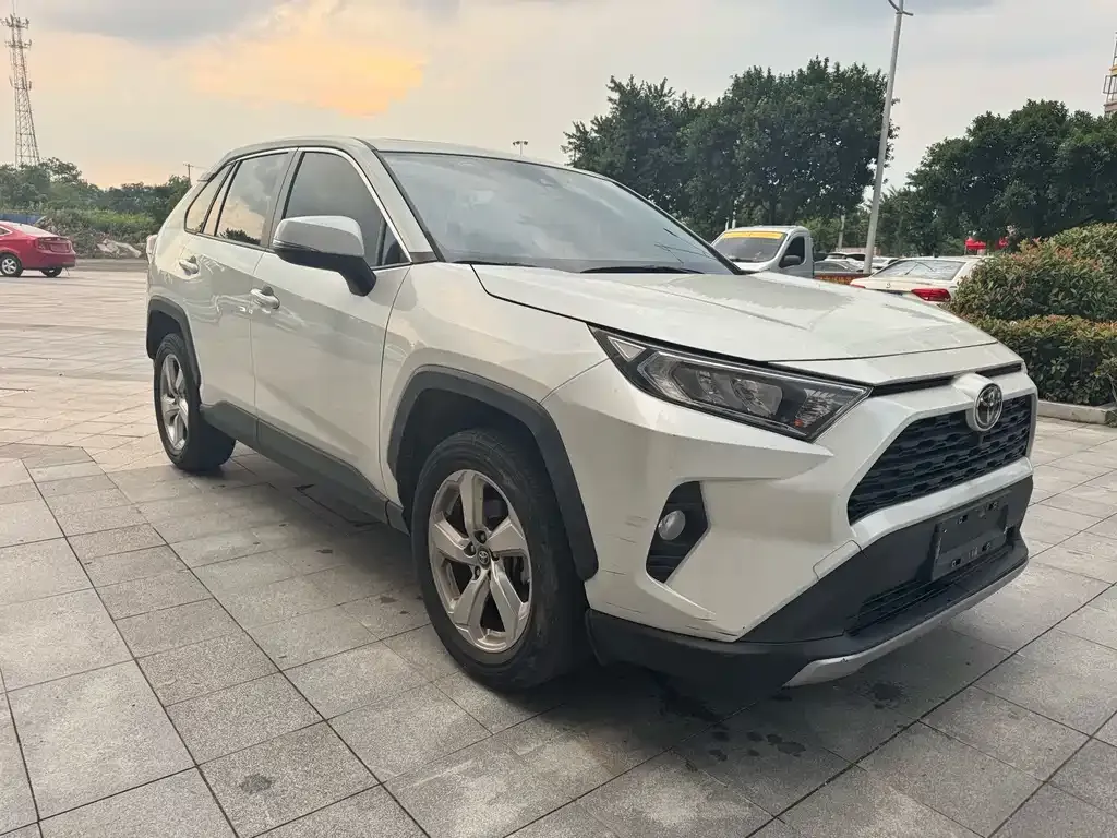 Toyota RAV4 — фото 4
