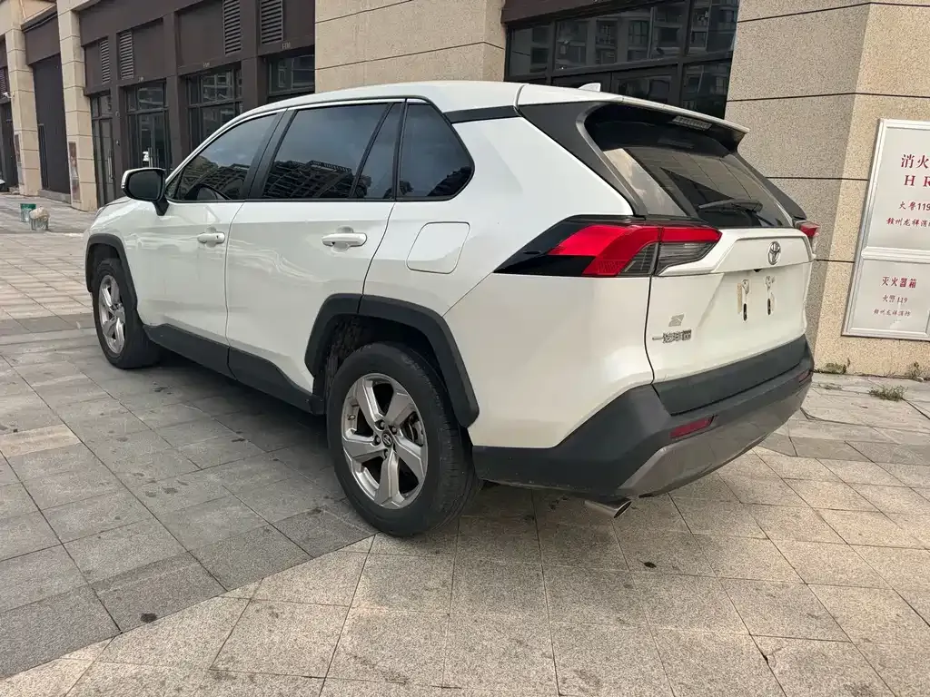 Toyota RAV4 — фото 5