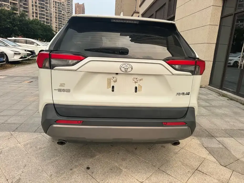 Toyota RAV4 — фото 8