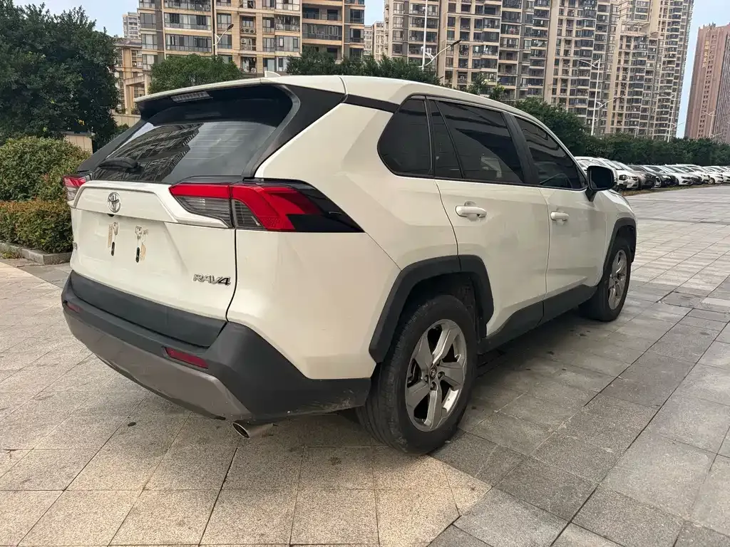 Toyota RAV4 — фото 9