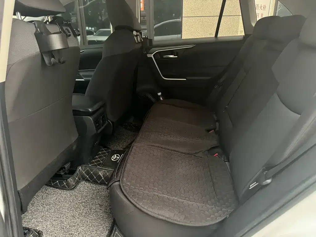 Toyota RAV4 — фото 2
