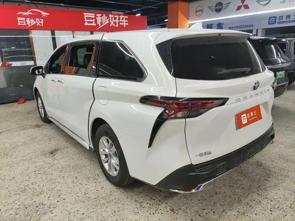 Toyota Granvia — фото 6