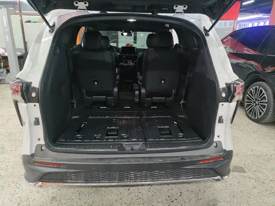 Toyota Granvia — фото 5