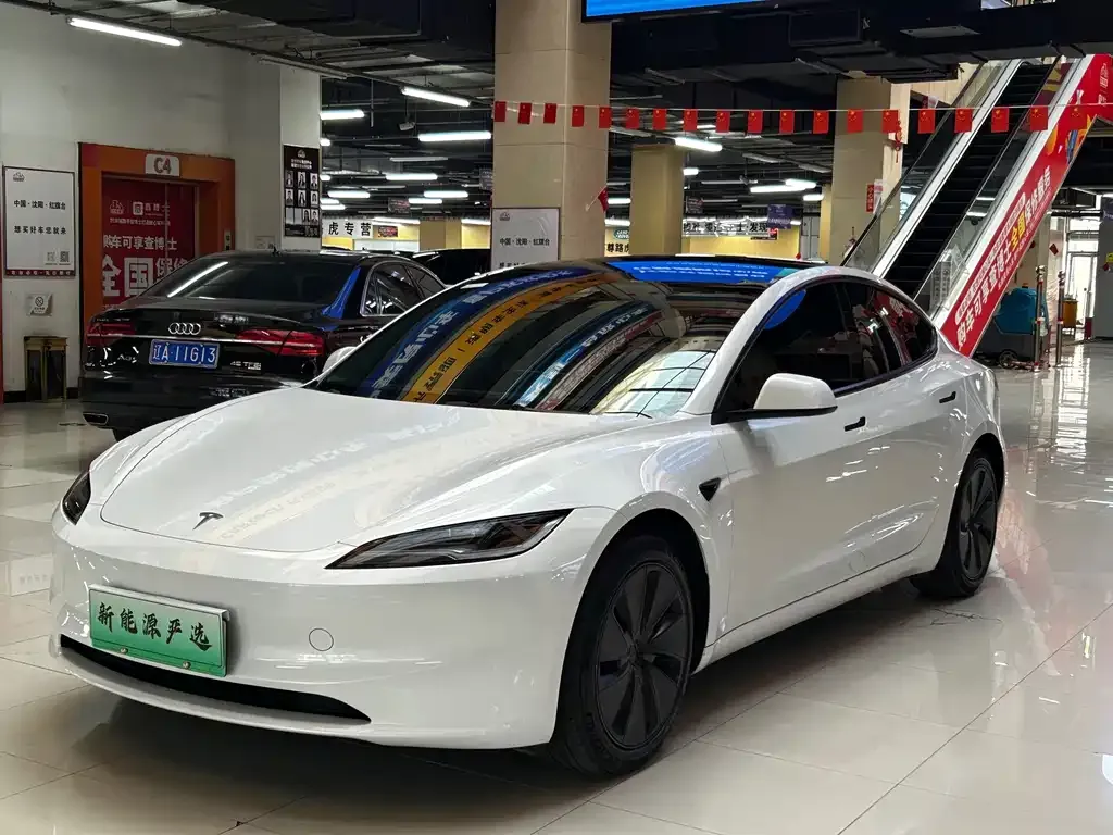 Tesla Model 3 — фото 1