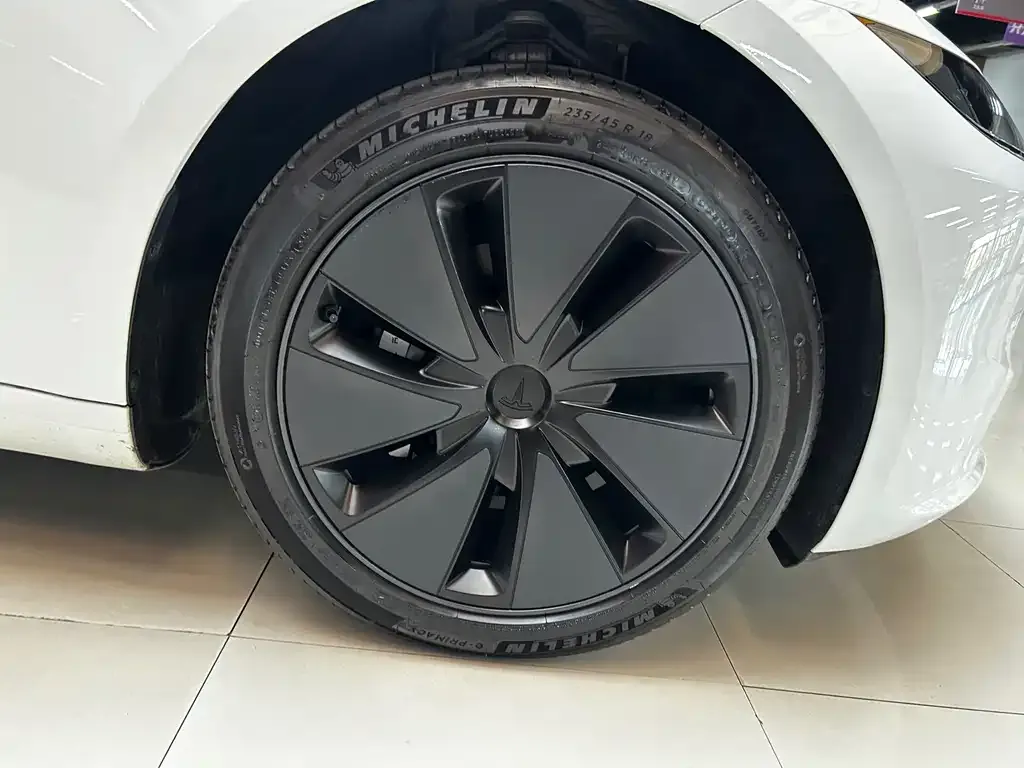 Tesla Model 3 — фото 2