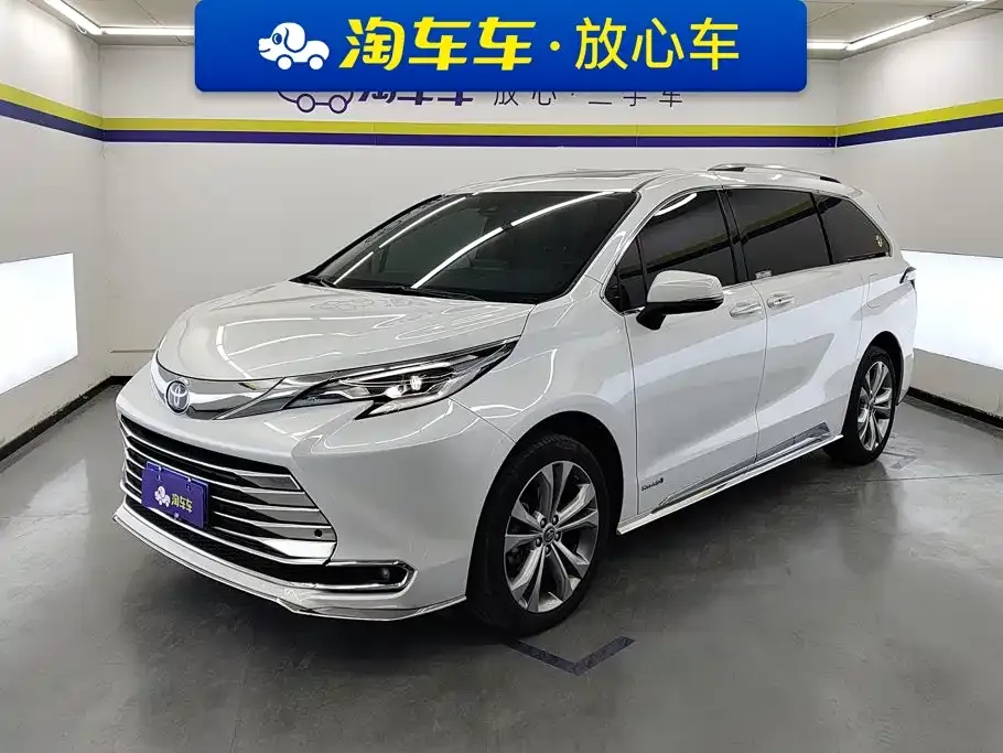 Toyota Sienna — фото 1