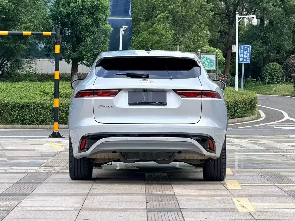 Jaguar F-PACE — фото 6