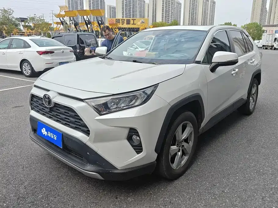 Toyota RAV4 — фото 1