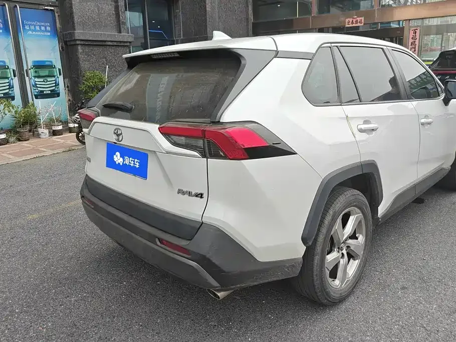 Toyota RAV4 — фото 10