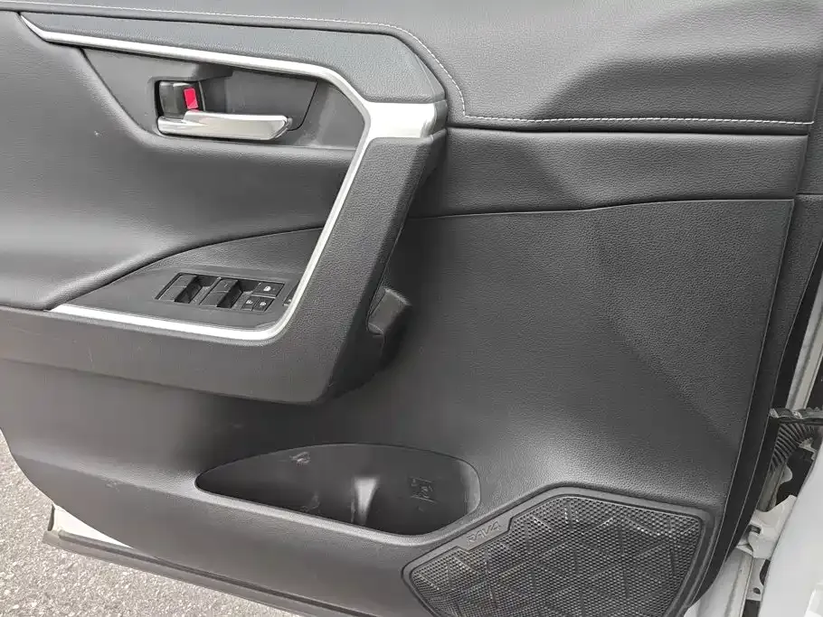 Toyota RAV4 — фото 2