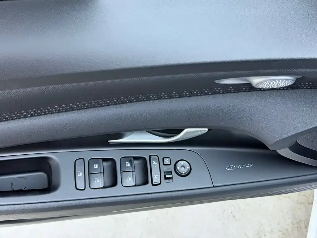 Hyundai Elantra — фото 4