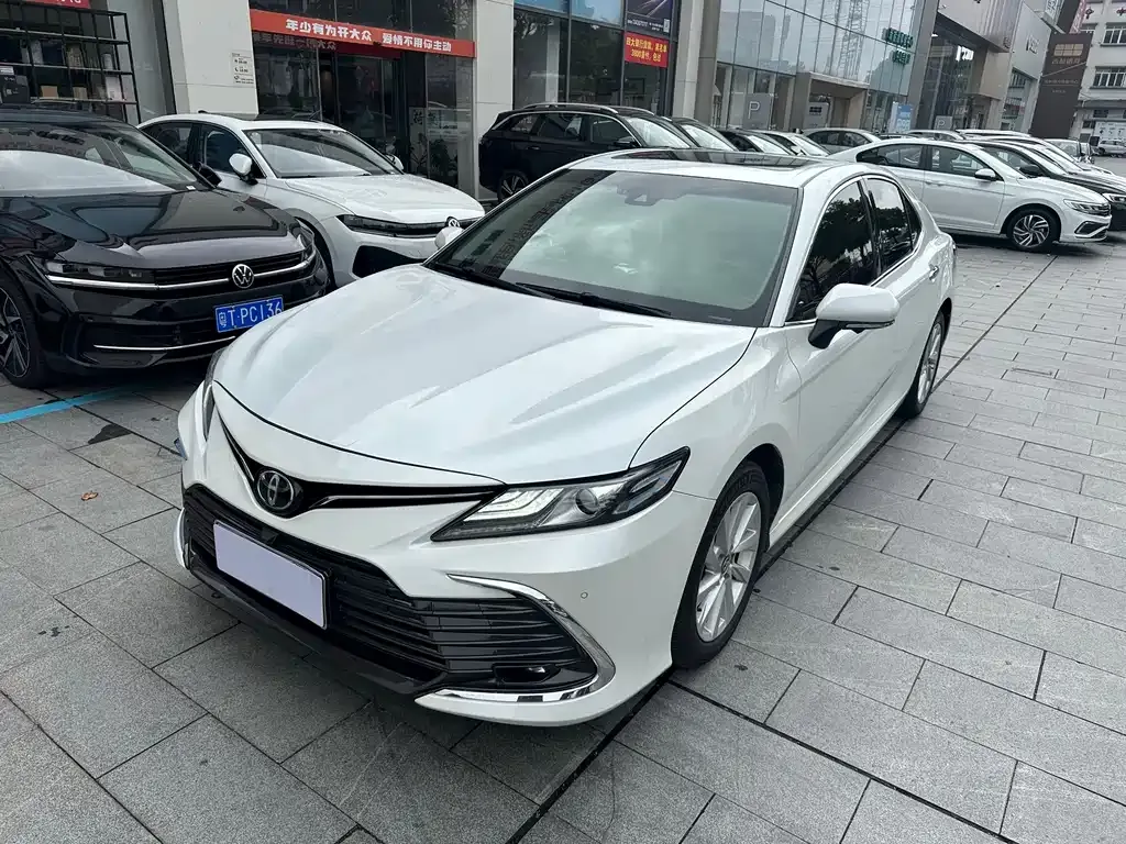 Toyota Camry — фото 1
