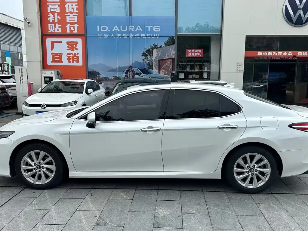 Toyota Camry — фото 4