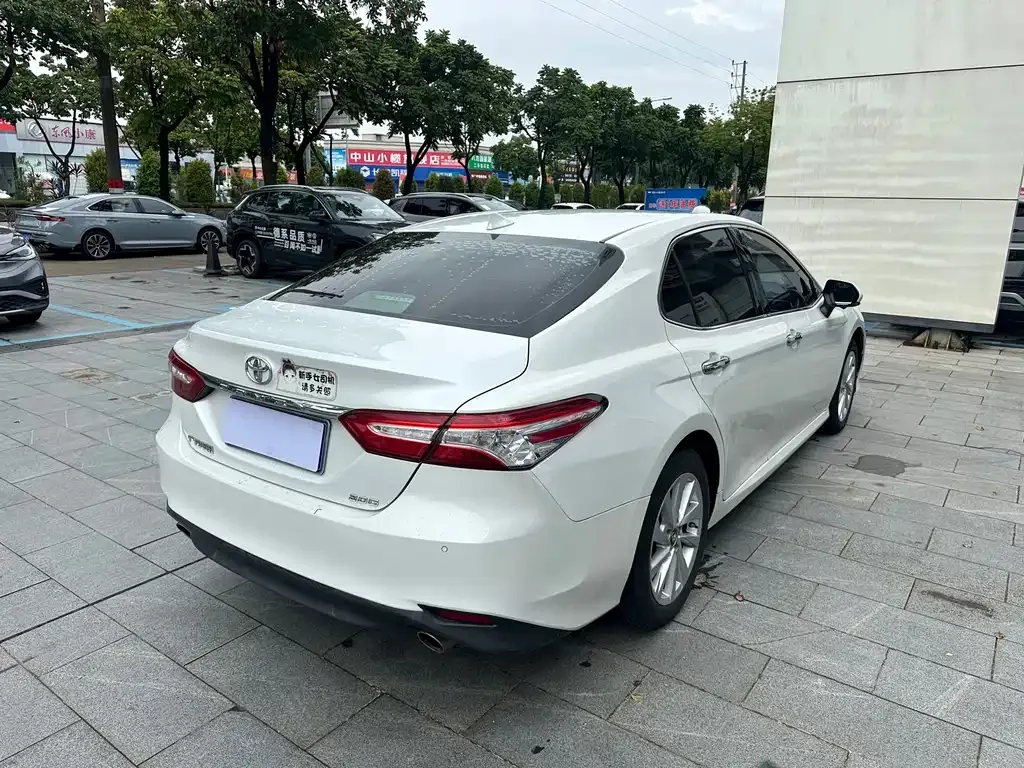 Toyota Camry — фото 5