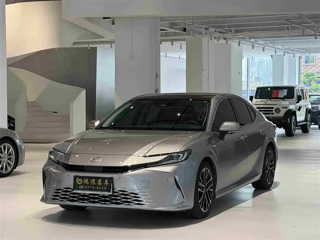 Toyota Camry — фото 1