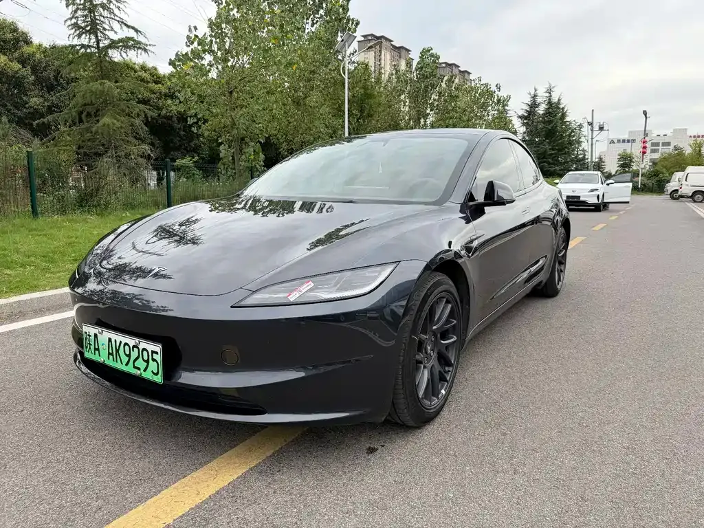 Tesla Model 3 — фото 1
