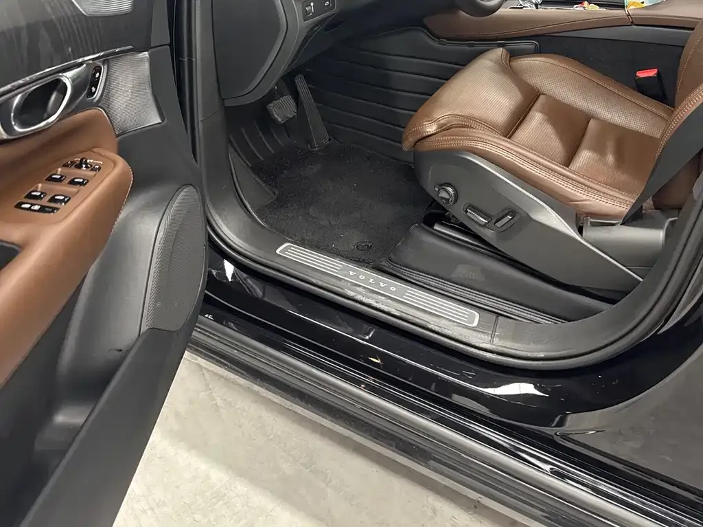 Volvo XC90 — фото 10