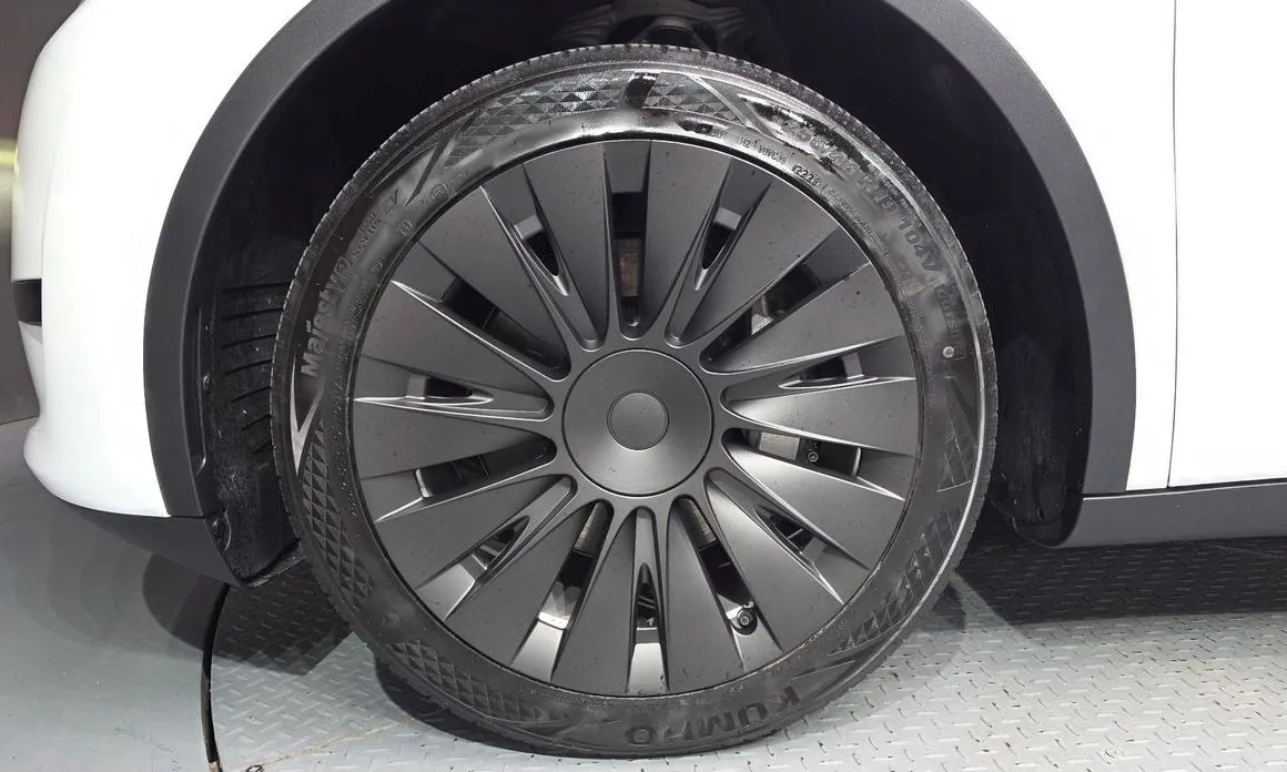 Tesla Model Y — фото 10