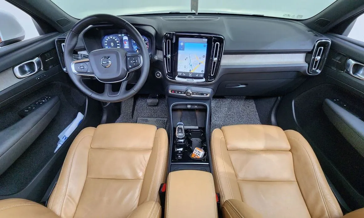 Volvo XC40 — фото 10