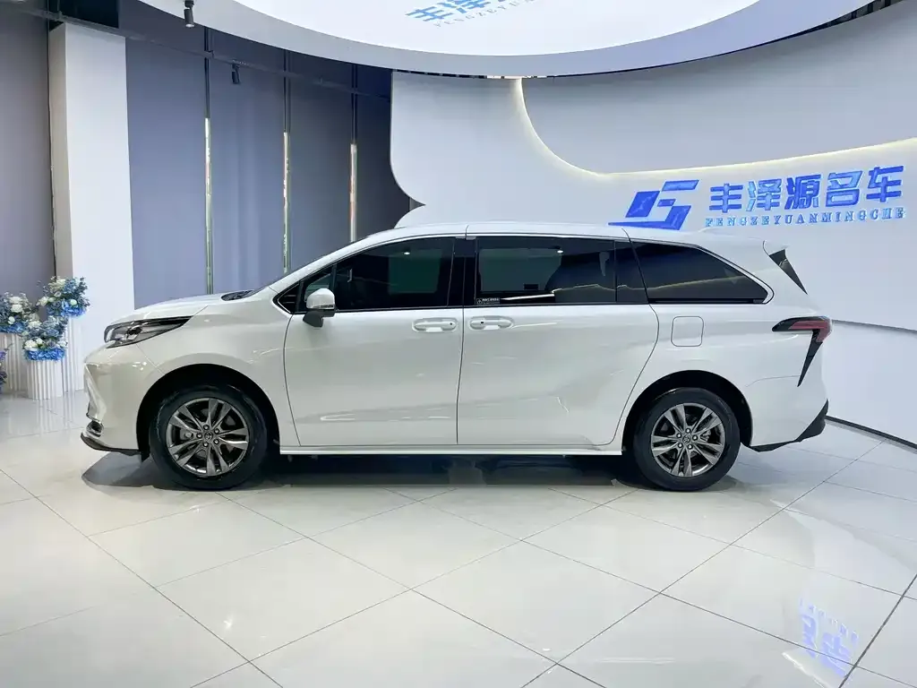 Toyota Sienna — фото 5