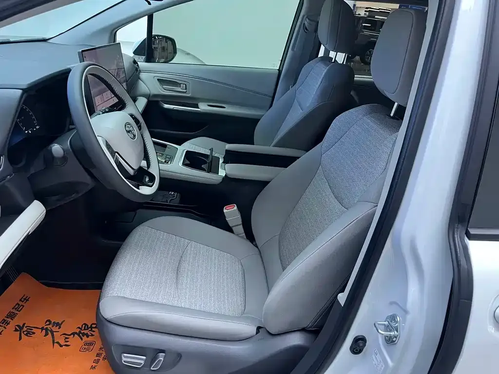 Toyota Sienna — фото 4